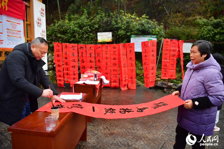 書法家潑墨揮毫寫春聯。人民網記者 時雨攝