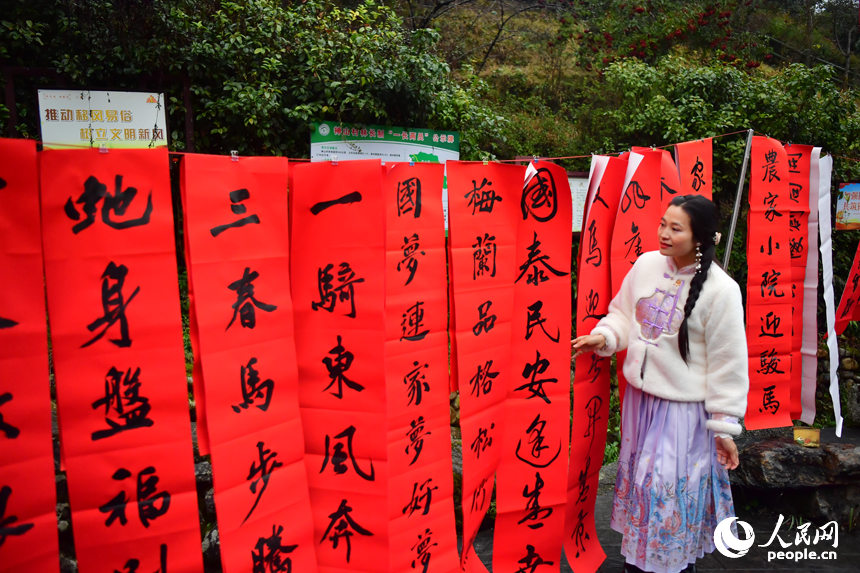 游客觀賞寫好的春聯。人民網記者 時雨攝
