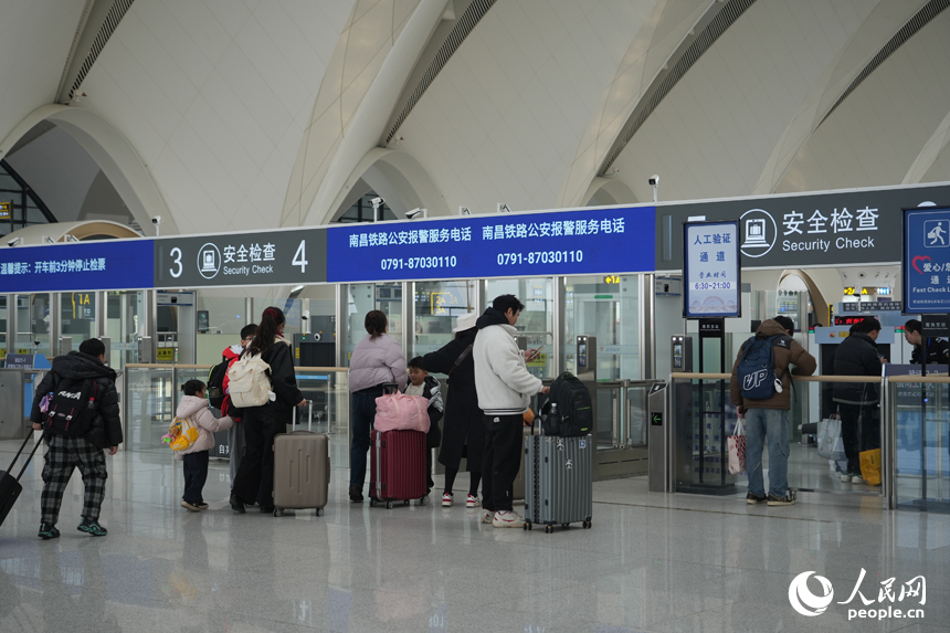 2月2日春运首日，旅客在南昌东站接受安检。人民网 孔文进摄
