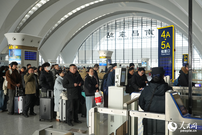 2月2日春运首日，旅客在南昌东站检票进站。人民网 孔文进摄