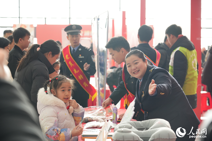 2月2日春运首日，旅客在南昌东站参与体验文化活动。人民网 孔文进摄