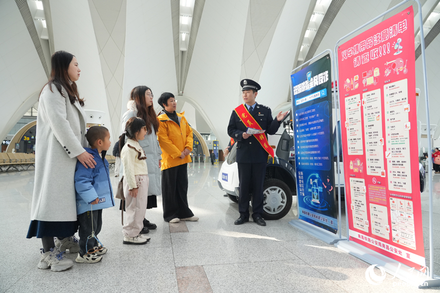 2月2日春運首日，旅客在南昌東站學習出行安全知識。人民網 孔文進攝