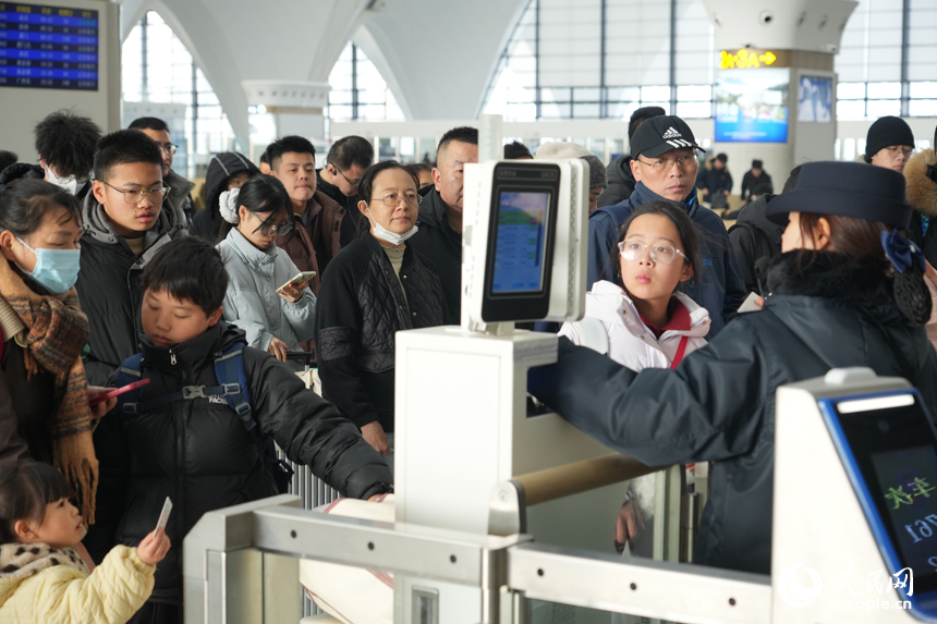 2月2日春運首日，旅客在南昌東站檢票進站。人民網 孔文進攝