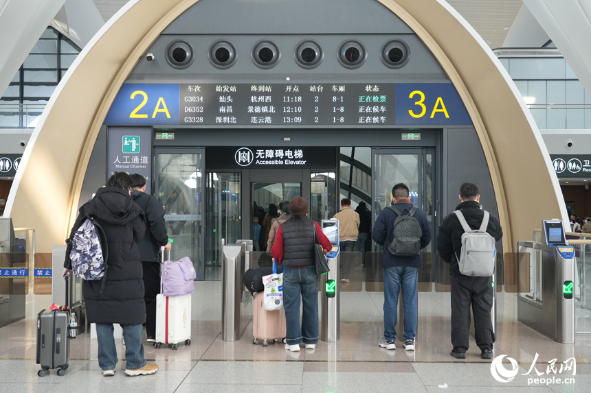 2月2日春運首日，旅客在南昌東站檢票進站。人民網 孔文進攝