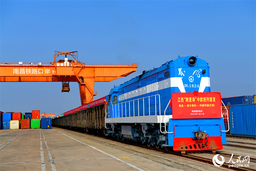 一列滿載大理石制品、棉布、牆紙等貨物的“跨裡海”中歐班列從南昌國際陸港出發。人民網記者 朱海鵬攝