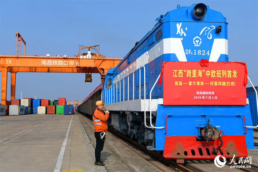 一列滿載大理石制品、棉布、牆紙等貨物的“跨裡海”中歐班列從南昌國際陸港出發。人民網記者 朱海鵬攝