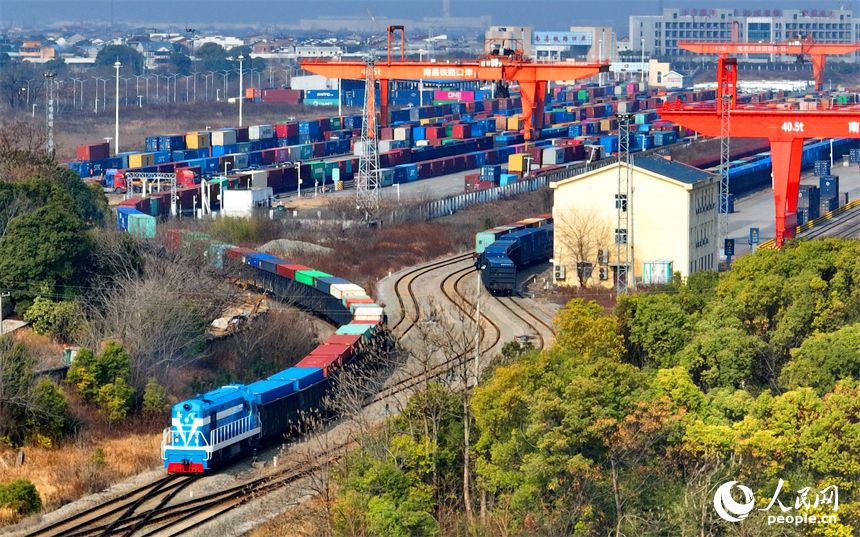 一列滿載大理石制品、棉布、牆紙等貨物的“跨裡海”中歐班列從南昌國際陸港出發。人民網記者 朱海鵬攝