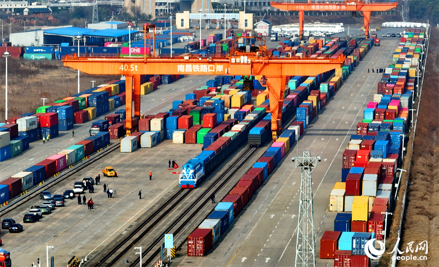 一列滿載大理石制品、棉布、牆紙等貨物的“跨裡海”中歐班列從南昌國際陸港出發。人民網記者 朱海鵬攝