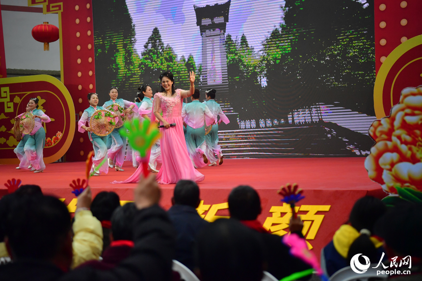 “村”晚现场精彩的演出。人民网记者 时雨摄