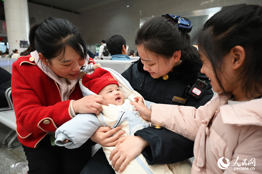 南昌站工作人員准備護送帶小孩的旅客提前進站候車。人民網記者 毛思遠攝