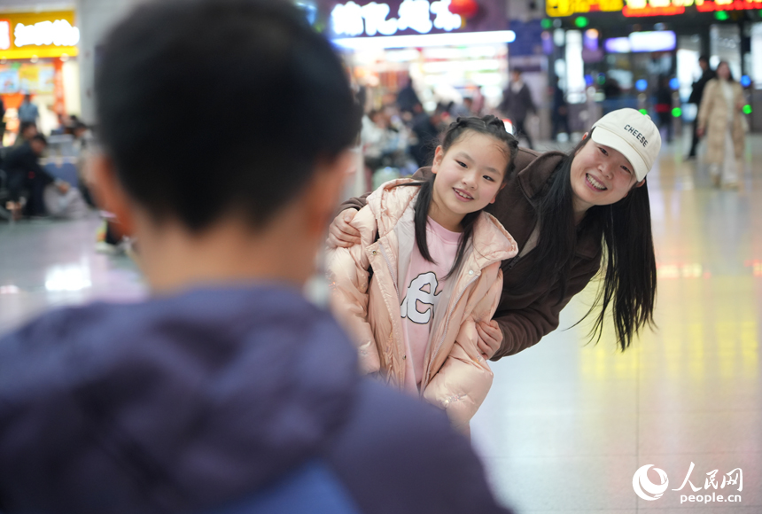 旅客在車站候車大廳拍照，記錄旅途的歡樂。人民網記者 毛思遠攝