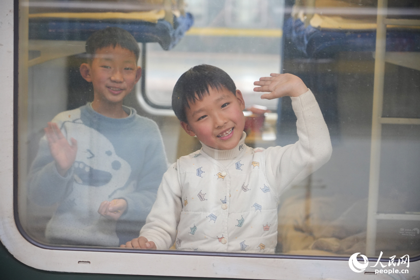 孩子臉上洋溢著回家的喜悅。人民網記者 毛思遠攝