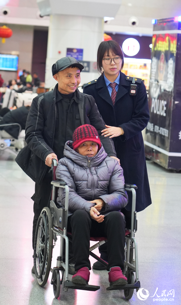 工作人員幫助坐輪椅的旅客進站乘車。人民網記者 毛思遠攝