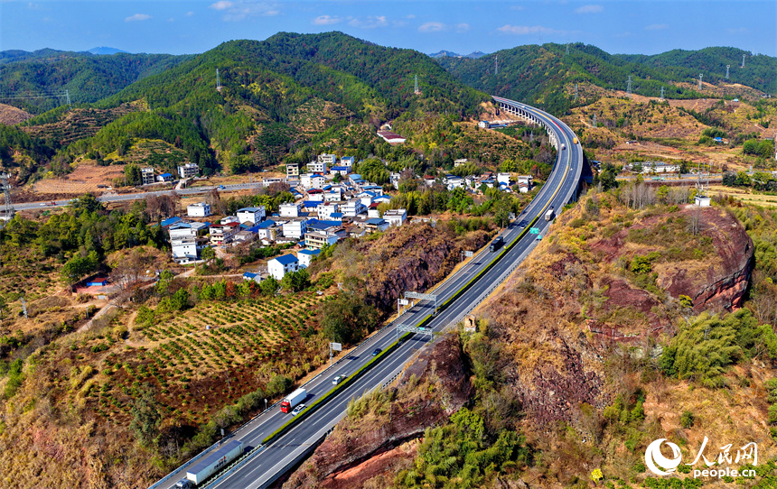 江西省瑞金市武陽鎮安富村，一幅路暢景美的和美鄉村畫卷映入眼帘。人民網記者 朱海鵬攝