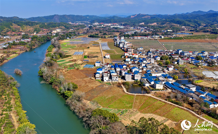 江西省瑞金市武陽鎮安富村，一幅路暢景美的和美鄉村畫卷映入眼帘。人民網記者 朱海鵬攝