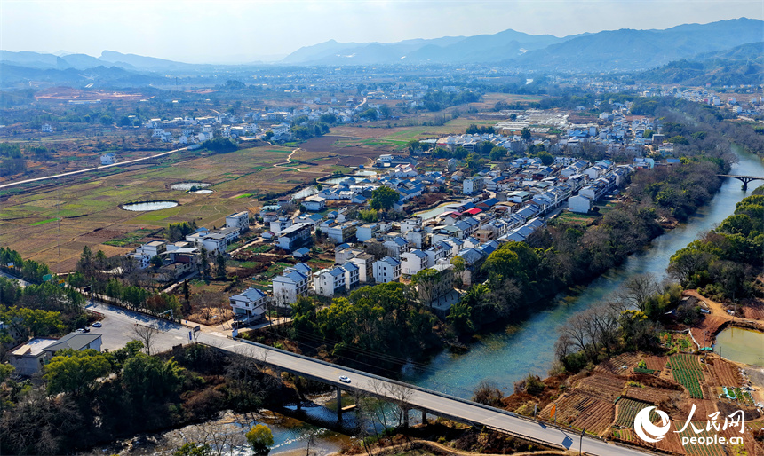 江西省瑞金市武陽鎮安富村，一幅路暢景美的和美鄉村畫卷映入眼帘。人民網記者 朱海鵬攝