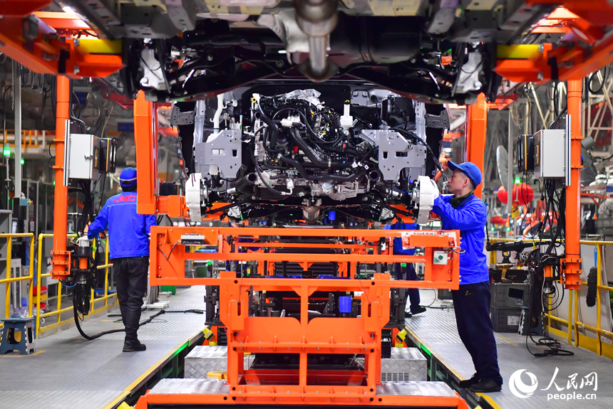 技術人員在底盤線工位進行底盤裝配操作。人民網記者 毛思遠攝