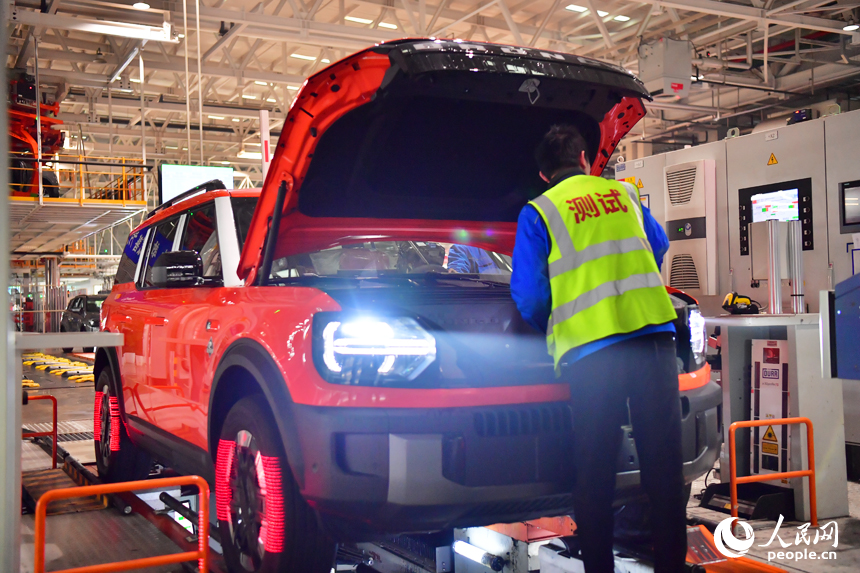 新車正在進行ADAS（先進駕駛輔助系統）輔助駕駛標定。人民網記者 毛思遠攝