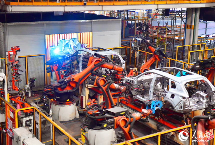 焊接車間內，智能設備有序作業，全力保障新車交付。人民網記者 毛思遠攝