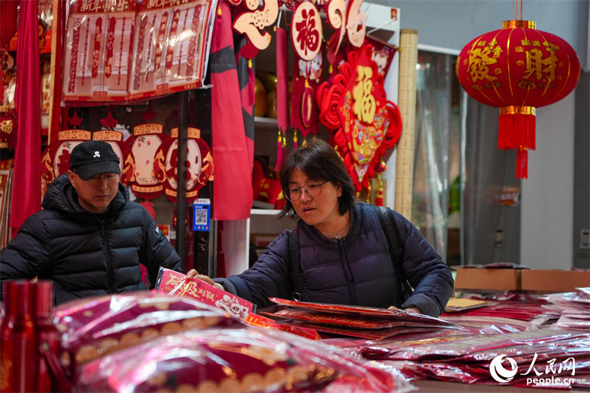市民在年货店内精心挑选新春装饰。 人民网 涂诗轩摄