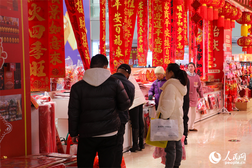 市民在年货店内精心挑选新春装饰。 人民网 涂诗轩摄