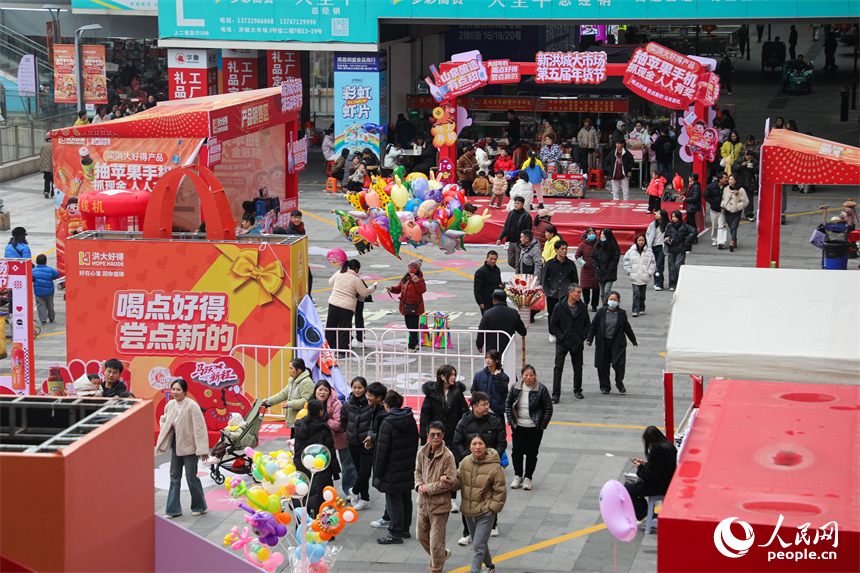 市场内人头攒动，缤纷装饰与促销活动交织。洪城大市场供图