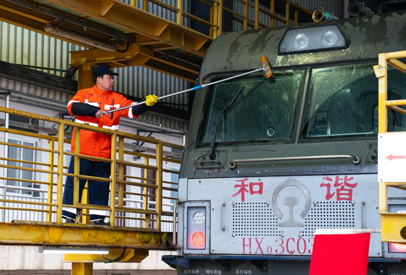 南昌机务段整备车间职工对入库机车瞭望玻璃进行清洁。