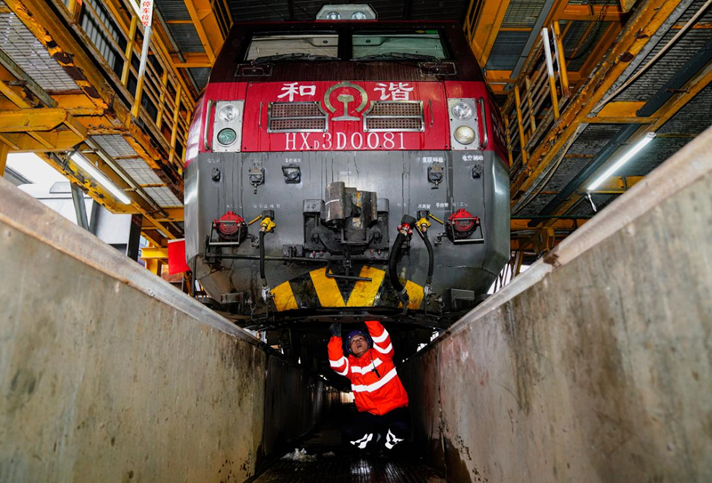 南昌机务段整备车间职工对机车走行部进行检修。