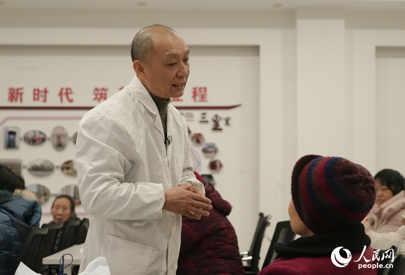 余雷医生义务为老人们讲解新春养生知识。人民网 黄睿靖摄