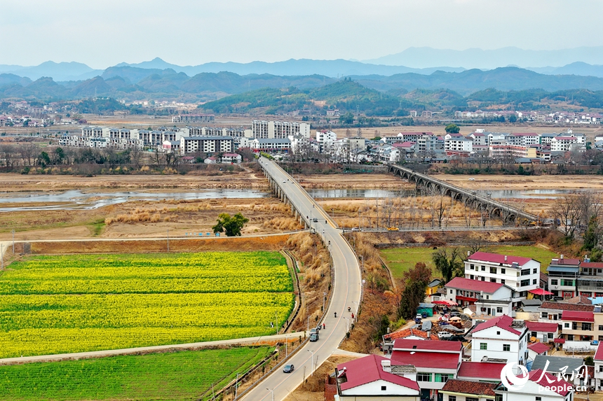 抚州市广昌县甘竹镇图石村阡陌纵横、色彩斑斓，连片的高标准农田与房舍、山峦、树木相映衬，构成一幅冬去春来时节的和美田园画卷。人民网记者 朱海鹏摄