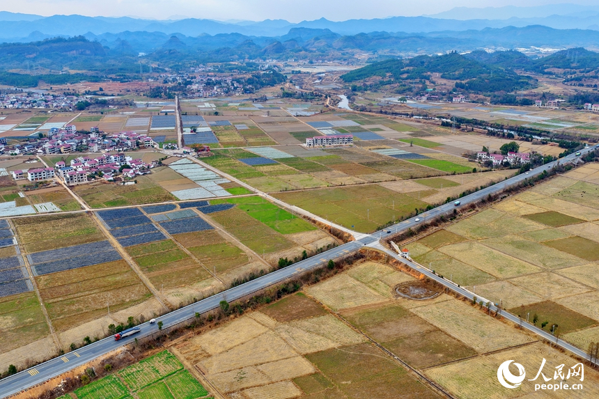 抚州市广昌县甘竹镇图石村阡陌纵横、色彩斑斓，连片的高标准农田与房舍、山峦、树木相映衬，构成一幅冬去春来时节的和美田园画卷。人民网记者 朱海鹏摄
