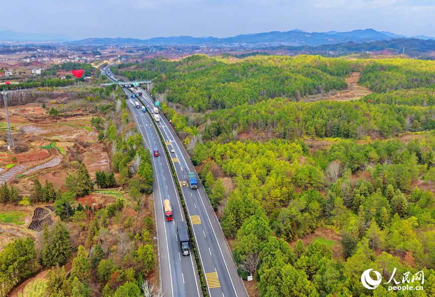 抚州市广昌县甘竹镇龙溪村，济广高速公路上的货车往来疾驰，货运繁忙有序。人民网记者 朱海鹏摄