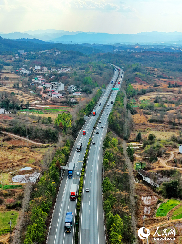 抚州市广昌县甘竹镇龙溪村，济广高速公路上的货车往来疾驰，货运繁忙有序。人民网记者 朱海鹏摄