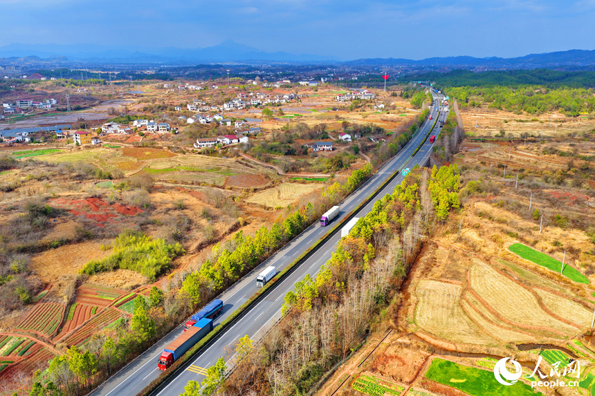 抚州市广昌县甘竹镇龙溪村，济广高速公路上的货车往来疾驰，货运繁忙有序。人民网记者 朱海鹏摄
