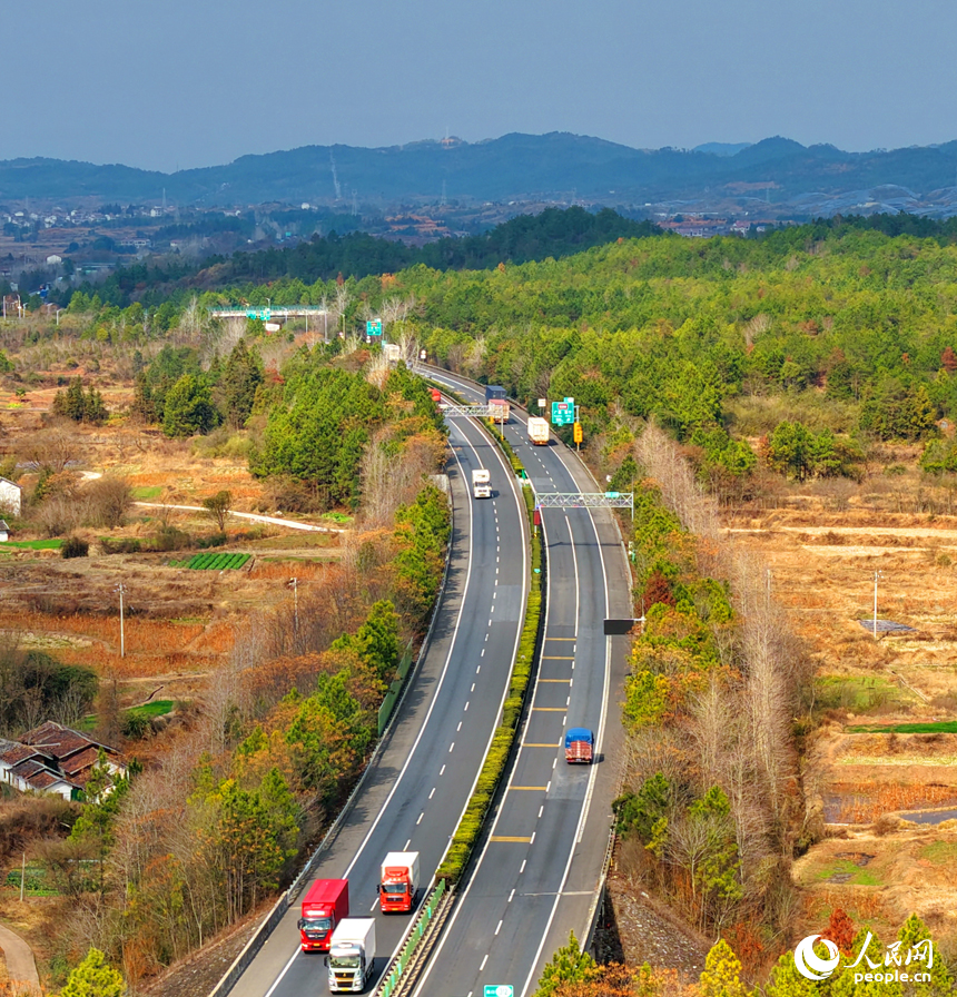 抚州市广昌县甘竹镇龙溪村，济广高速公路上的货车往来疾驰，货运繁忙有序。人民网记者 朱海鹏摄