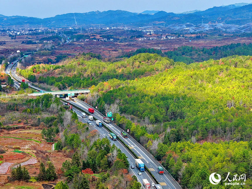 抚州市广昌县甘竹镇龙溪村，济广高速公路上的货车往来疾驰，货运繁忙有序。人民网记者 朱海鹏摄