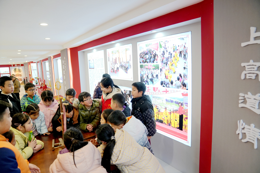 2月10日，江西省宜春市上高县博物馆内，孩子们正在参观展品。陈旗海摄
