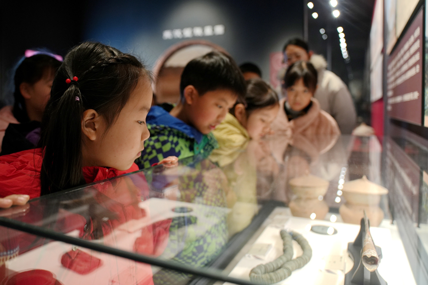 2月10日，江西省宜春市上高县博物馆内，孩子们正在参观展品。陈旗海摄