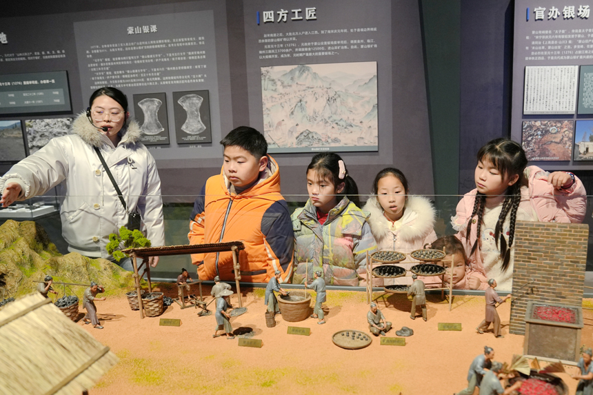 2月10日，江西省宜春市上高县博物馆内，孩子们正在参观展品。陈旗海摄