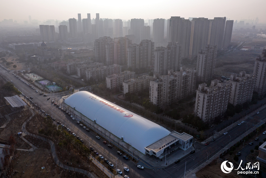 南昌市高新区气膜体育中心成为人们身边“全天候、全人群、全方位”的运动生活空间。人民网记者 时雨摄