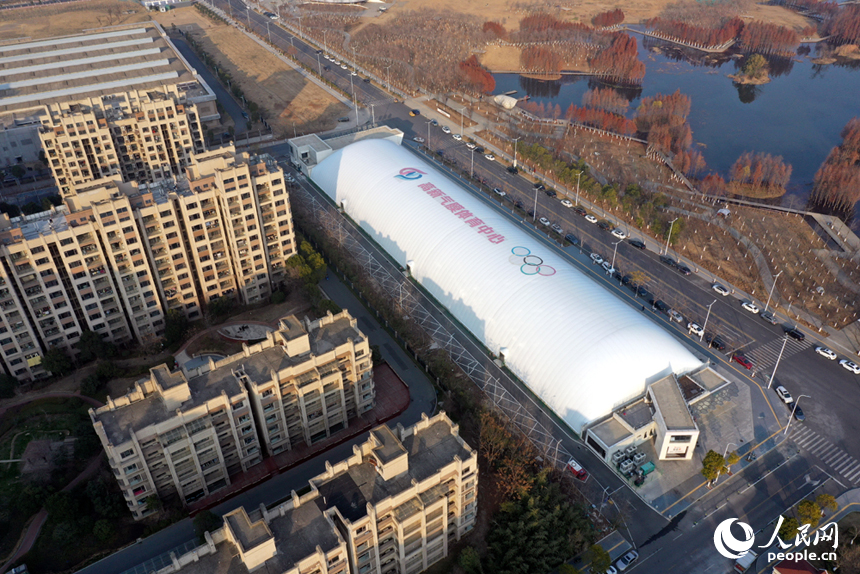 南昌市高新区气膜体育中心成为人们身边“全天候、全人群、全方位”的运动生活空间。人民网记者 时雨摄