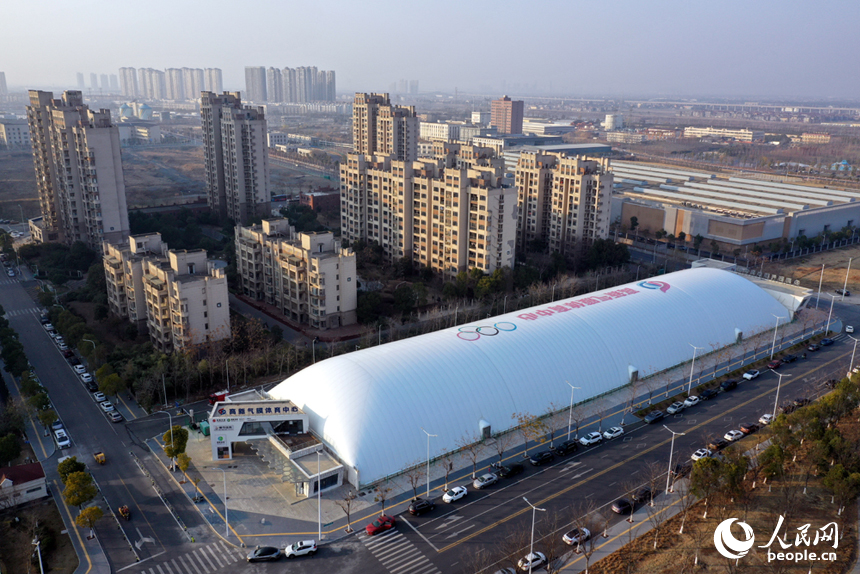 南昌市高新区气膜体育中心成为人们身边“全天候、全人群、全方位”的运动生活空间。人民网记者 时雨摄