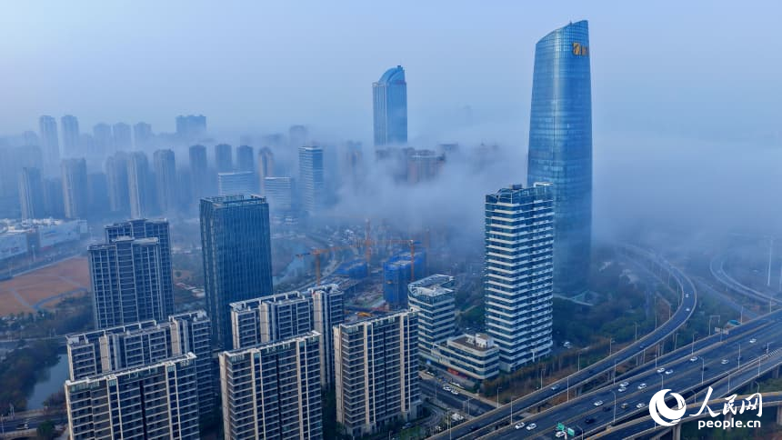 贛江兩岸的紅谷灘區和西湖區雲霧繚繞，城市建筑在晨霧中若隱若現，宛如仙境。人民網記者 朱海鵬攝