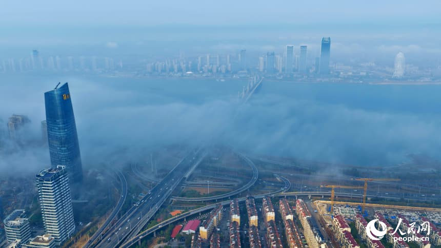 贛江兩岸的紅谷灘區和西湖區雲霧繚繞，城市建筑在晨霧中若隱若現，宛如仙境。人民網記者 朱海鵬攝