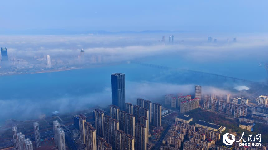 贛江兩岸的紅谷灘區和西湖區雲霧繚繞，城市建筑在晨霧中若隱若現，宛如仙境。人民網記者 朱海鵬攝