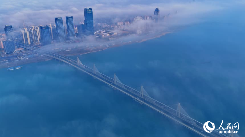 贛江兩岸的紅谷灘區和西湖區雲霧繚繞，城市建筑在晨霧中若隱若現，宛如仙境。人民網記者 朱海鵬攝