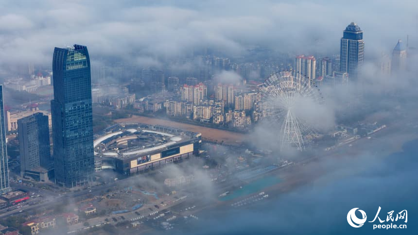 贛江兩岸的紅谷灘區和西湖區雲霧繚繞，城市建筑在晨霧中若隱若現，宛如仙境。人民網記者 朱海鵬攝
