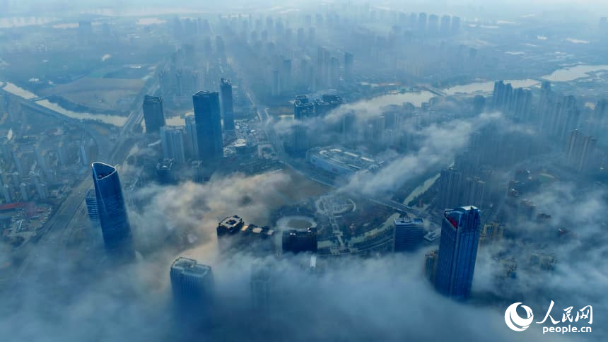 贛江兩岸的紅谷灘區和西湖區雲霧繚繞，城市建筑在晨霧中若隱若現，宛如仙境。人民網記者 朱海鵬攝