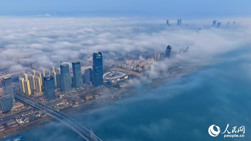 贛江兩岸的紅谷灘區和西湖區雲霧繚繞，城市建筑在晨霧中若隱若現，宛如仙境。人民網記者 朱海鵬攝