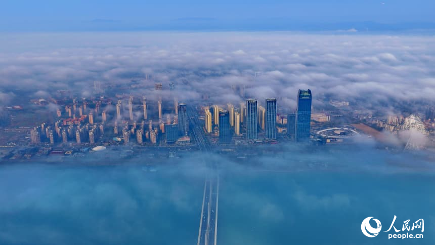 贛江兩岸的紅谷灘區和西湖區雲霧繚繞，城市建筑在晨霧中若隱若現，宛如仙境。人民網記者 朱海鵬攝
